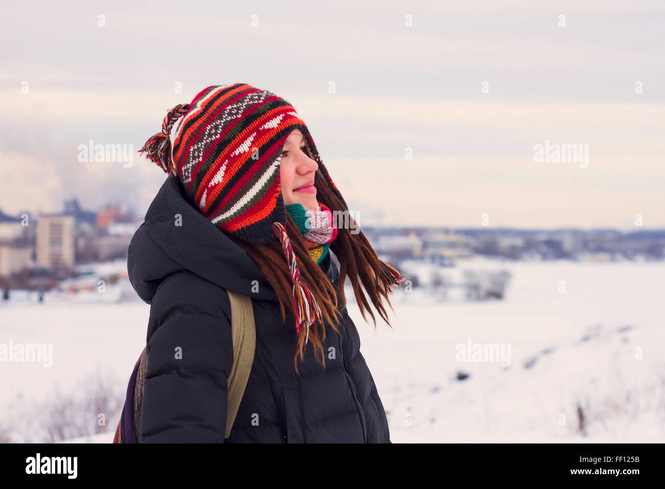 Mujer caucásica admirando un paisaje nevado Foto de stock
