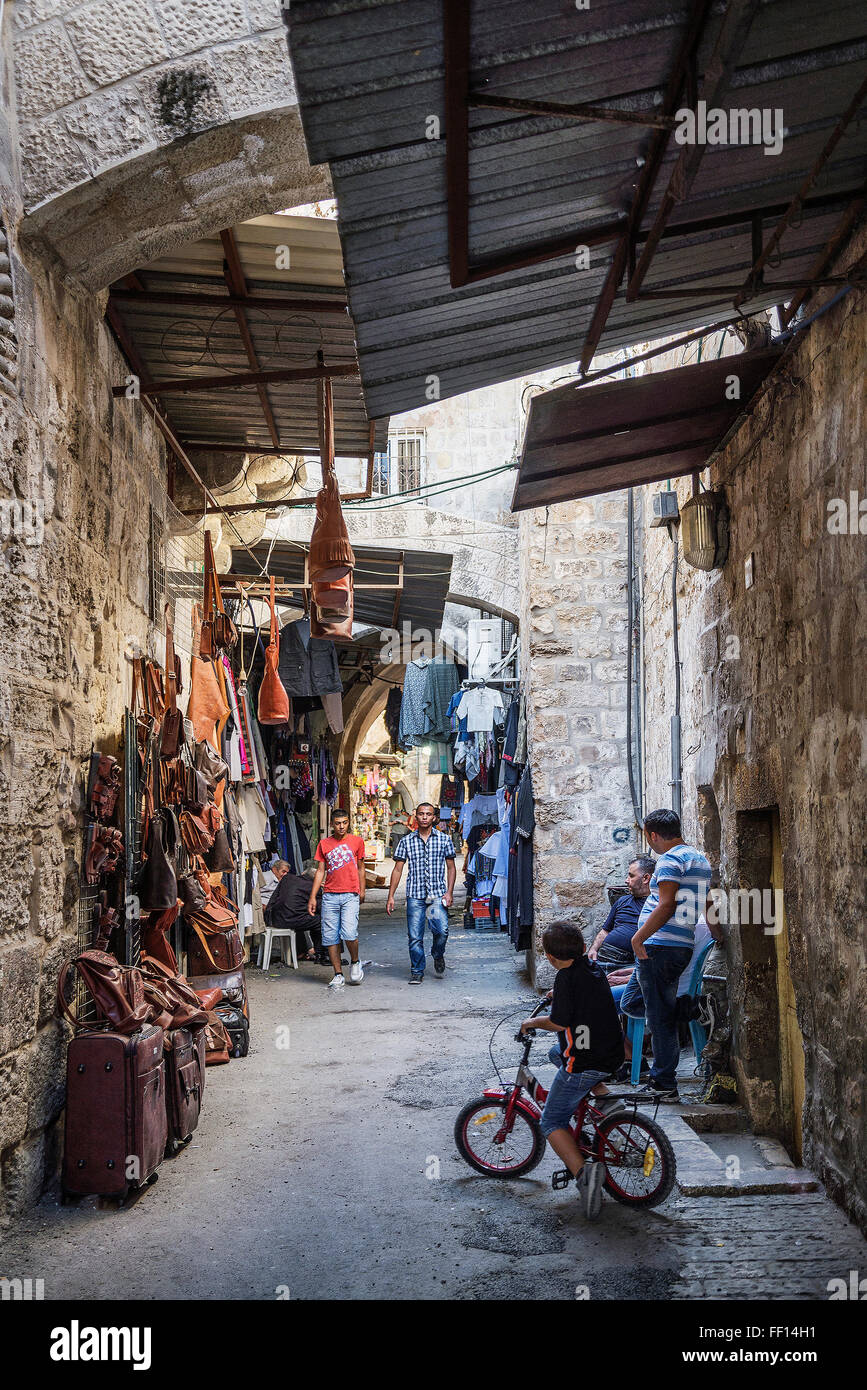 Las tiendas de la calle zoco peatonal palestina en Jerusalén, ciudad vieja israel Foto de stock