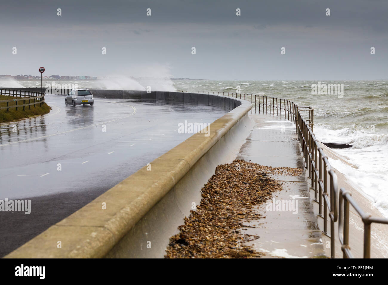 El romper de las olas en la Hill Jefe Harbor, Hampshire, Inglaterra, Reino Unido. Foto de stock