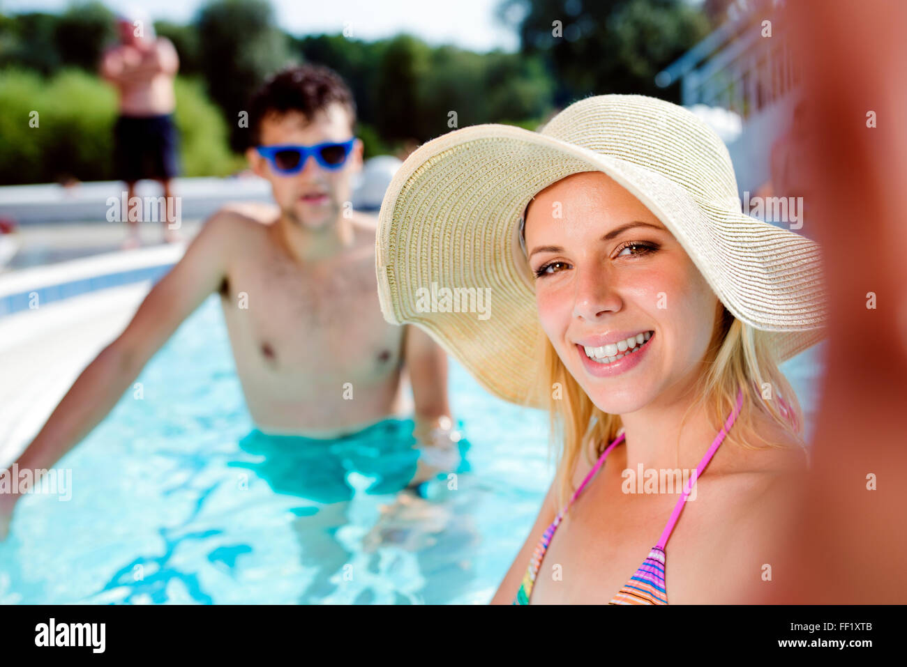 Foto Hombre con gafas de sol negras en la piscina – Imagen Persona