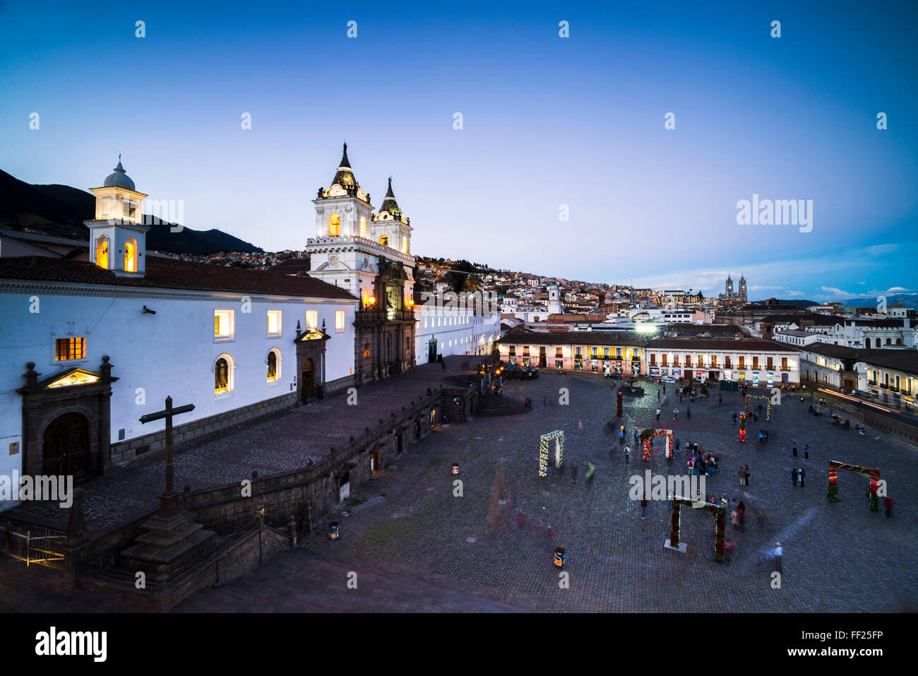 PRMaza de San Francisco y la Iglesia y Convento de San Francisco en la noche, la ciudad de Quito, ORMd WorRMd Sitio Patrimonio de la UNESCO, Ecuador Foto de stock