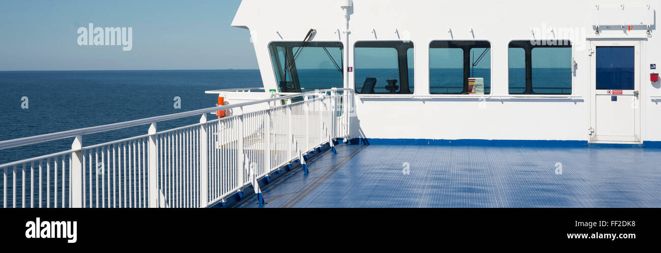 Mirando a través de las ventanas del puente de mando en el horizonte y el mar en un ferry en el Mar Báltico en Suecia Foto de stock