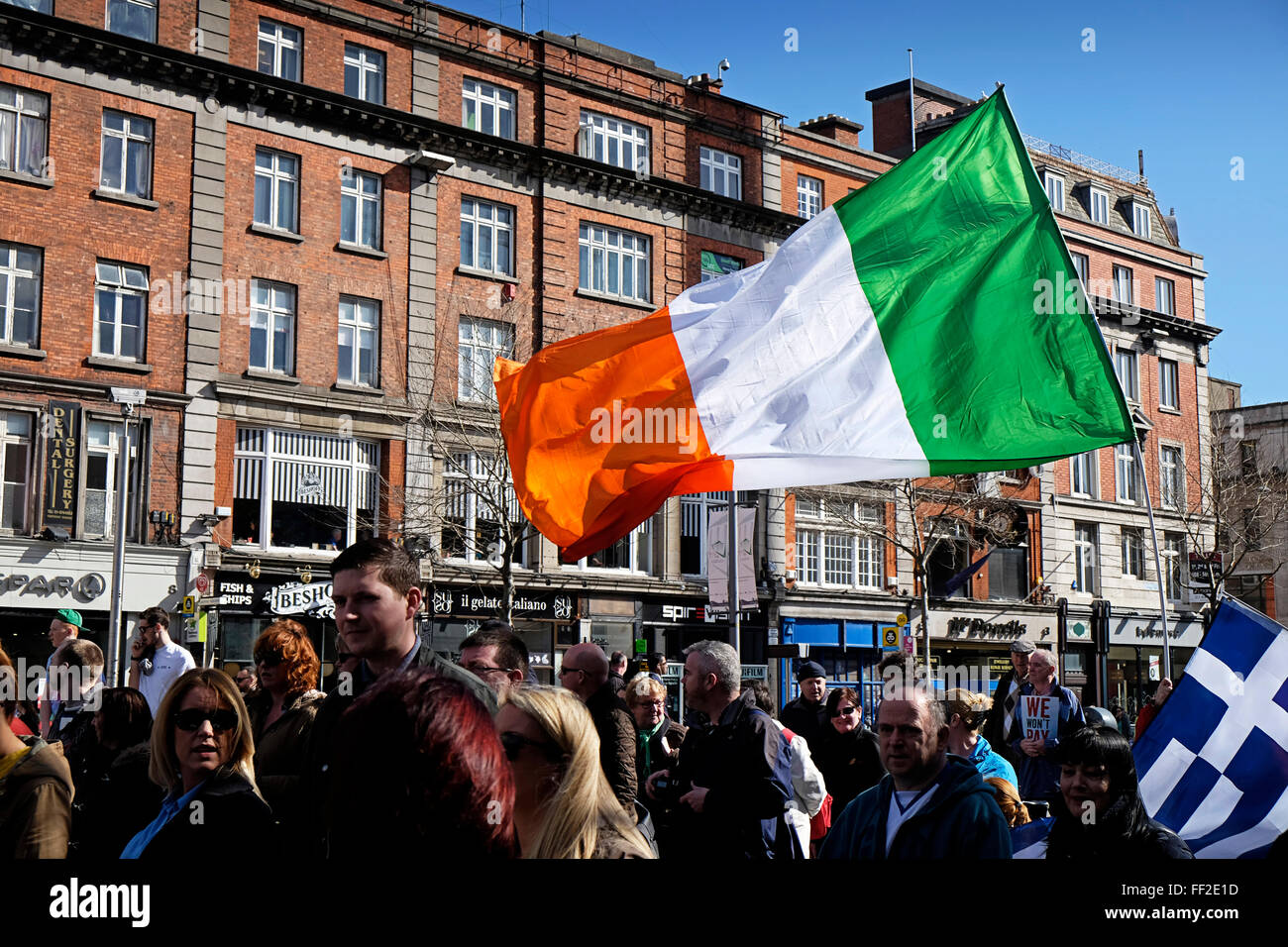 Irlanda bandera irlandesa y griega en agua desfile de protesta de impuestos O'Connell Street Dublin 2015 Foto de stock