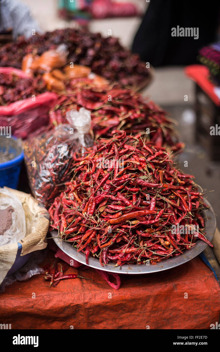 ChiRMRMies rojo en un mercado callejero en el centro de Yangon (Rangún), Myanmar (Birmania), Asia Foto de stock