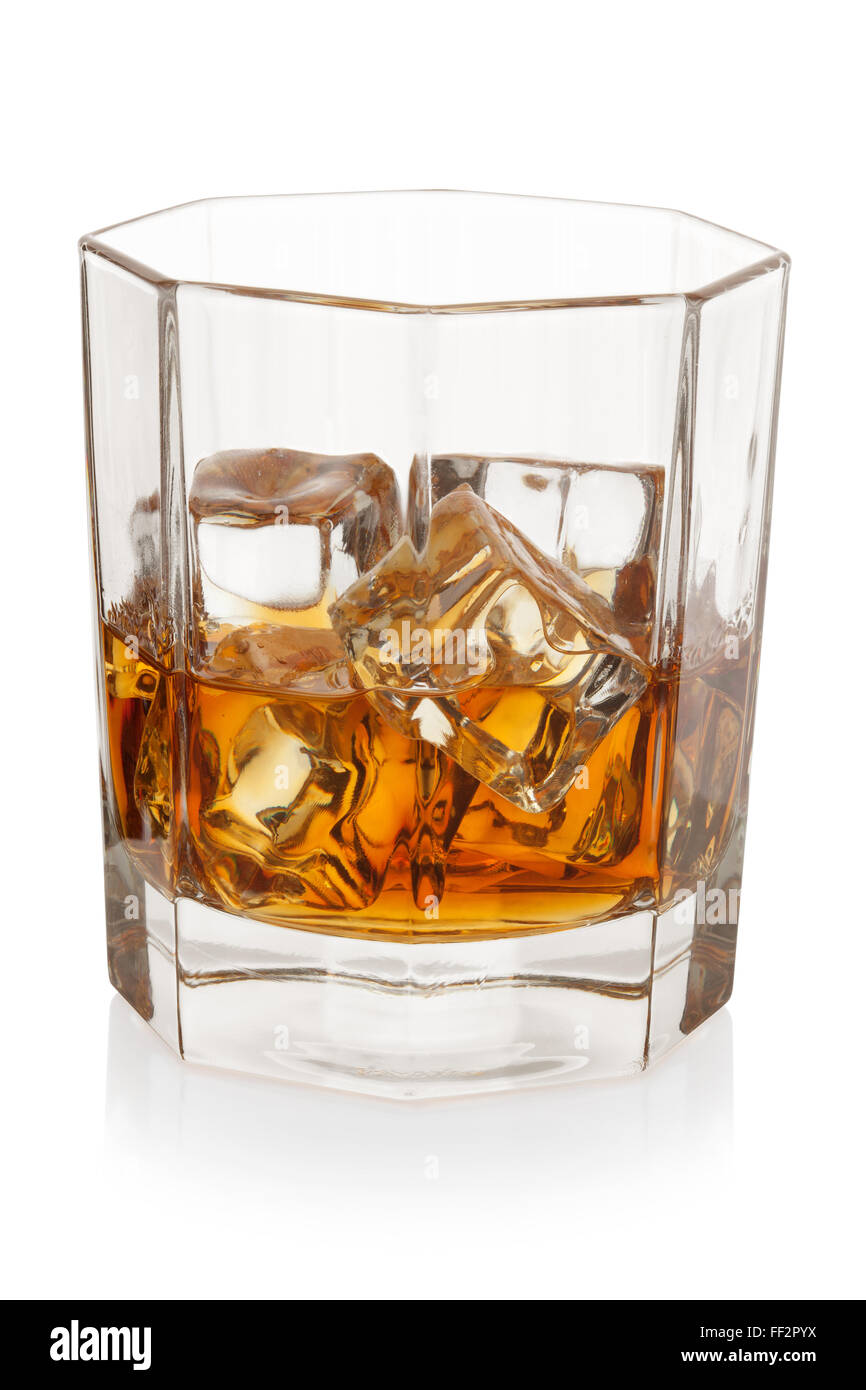El whisky con cubitos de hielo, aislados en el fondo blanco, trazado de recorte incluido. Foto de stock