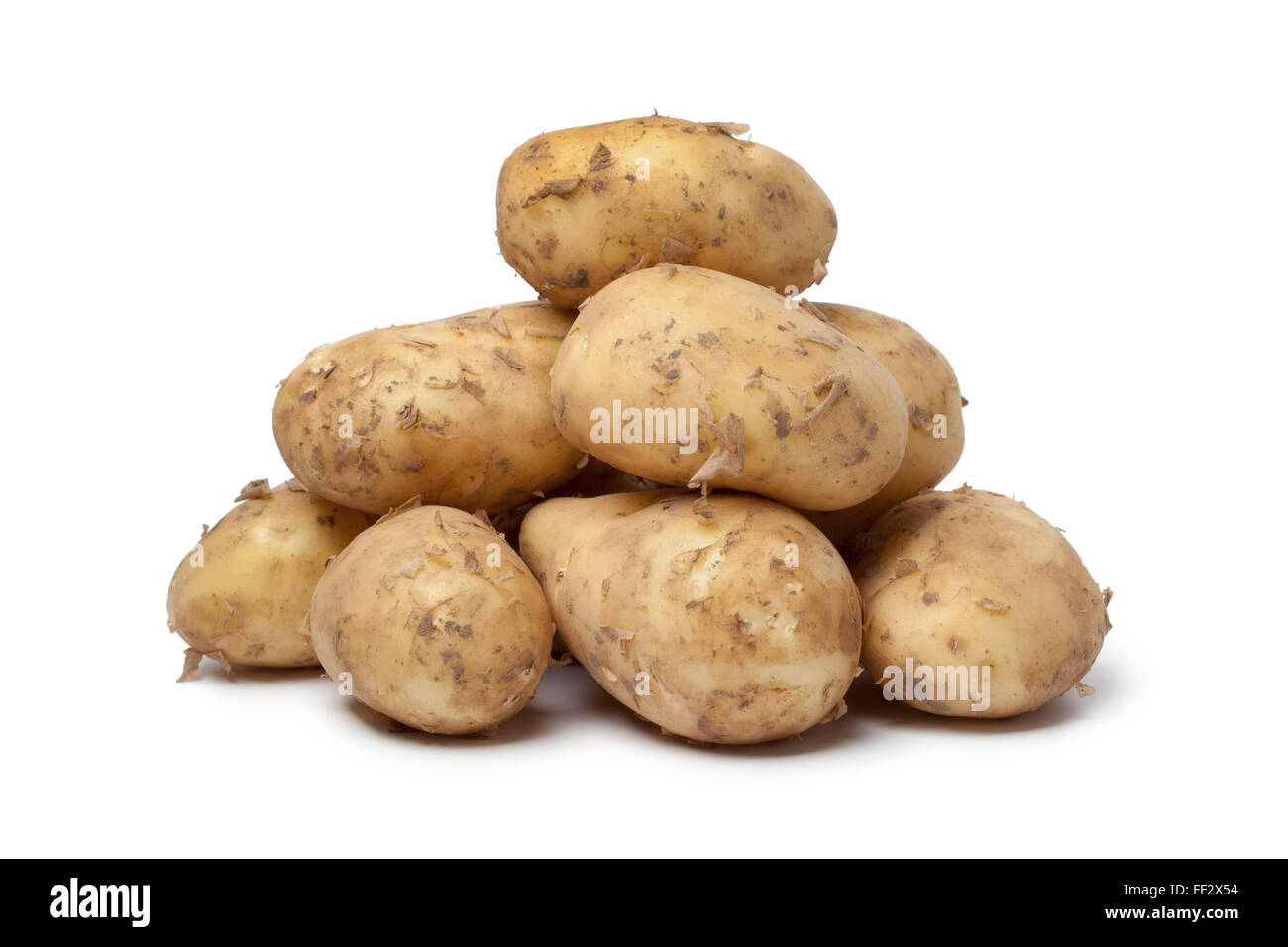 Primero las patatas tempranas sobre fondo blanco. Foto de stock