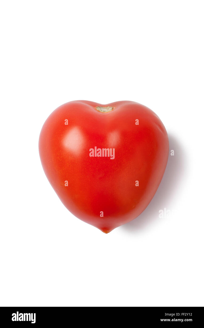 Dulce de tomate en forma de corazón sobre fondo blanco. Foto de stock