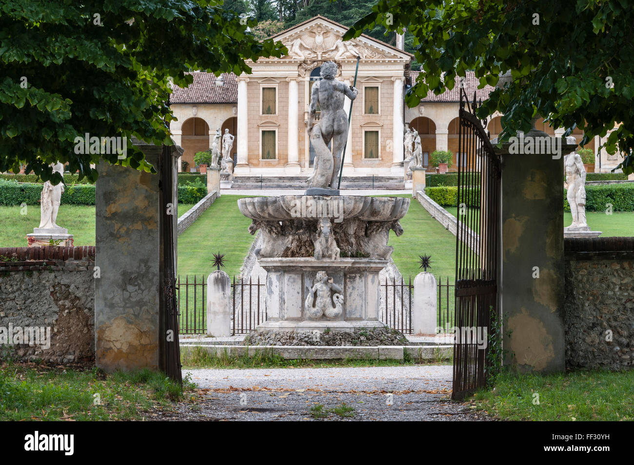 Veneto, Italia. La Villa Barbaro (Villa di Maser), diseñado y construido por Andrea Palladio en 1560. La fuente de Neptuno Foto de stock
