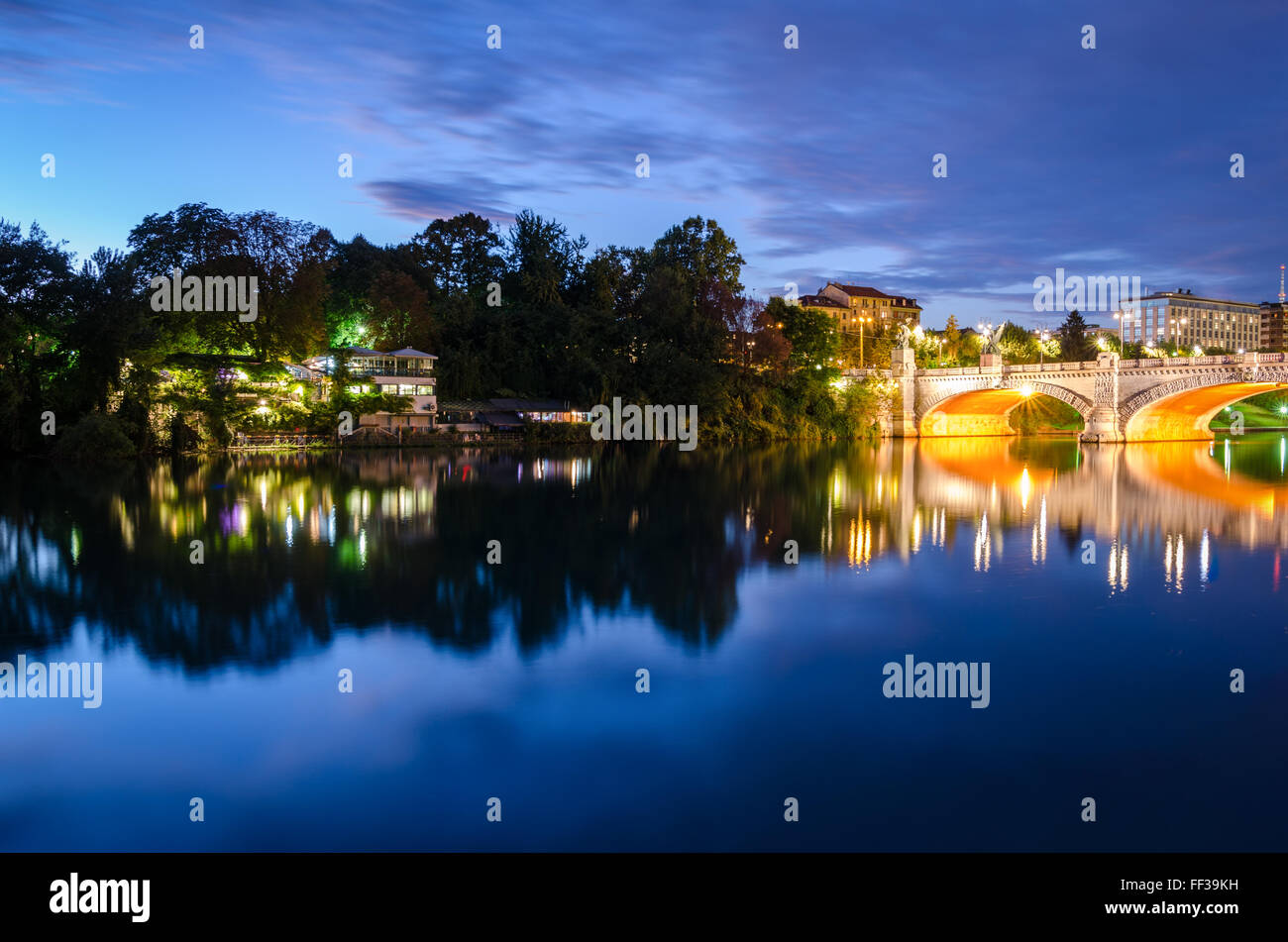 Turín (Torino), la vista de noche sobre el río Po Foto de stock