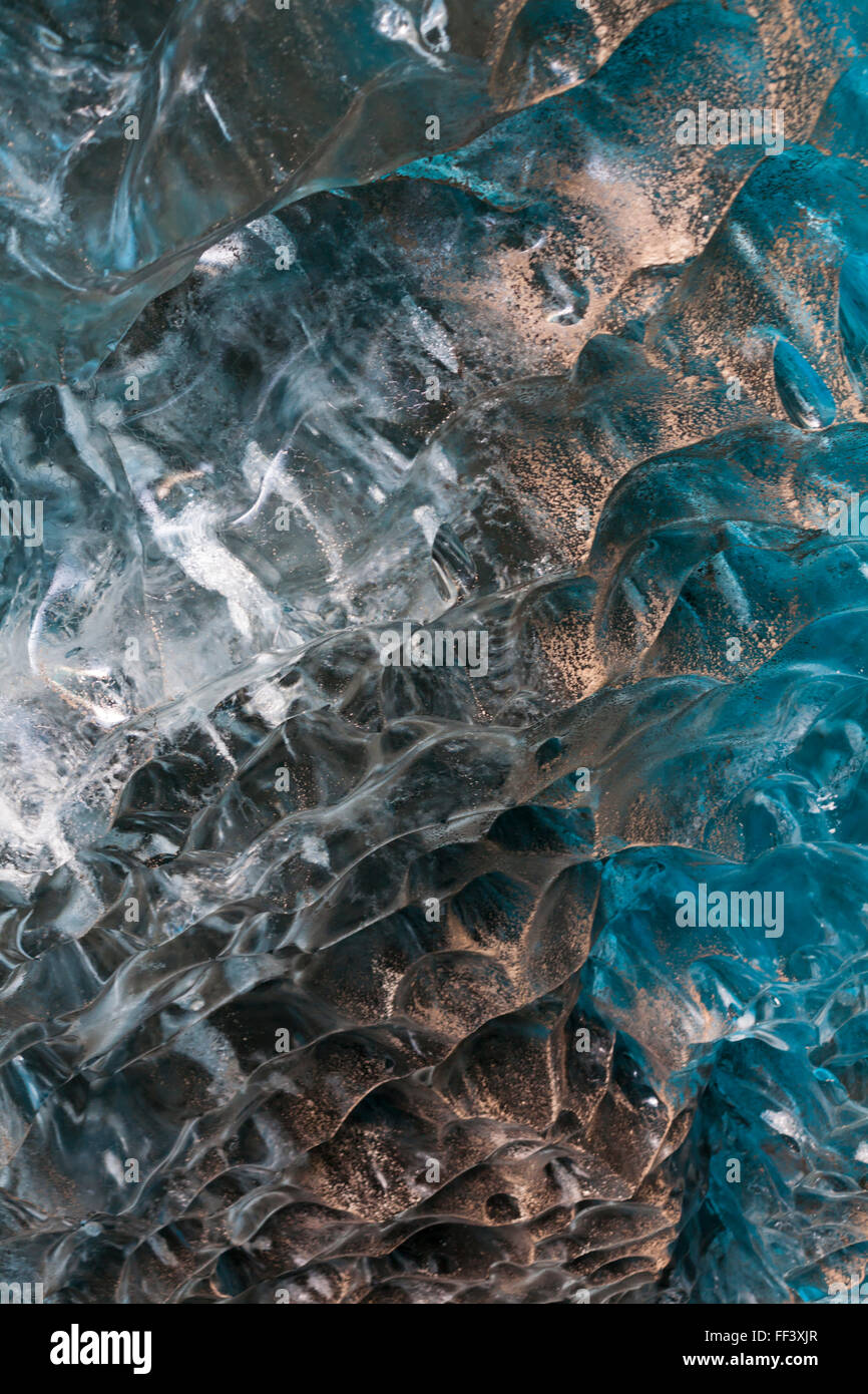 Detalle dentro de la cueva de hielo en Breidamerkurjokull Breiðamerkurjökull cueva de hielo, Cueva de cristal en el Parque Nacional de Vatnajökull, Sudeste de Islandia en enero Foto de stock