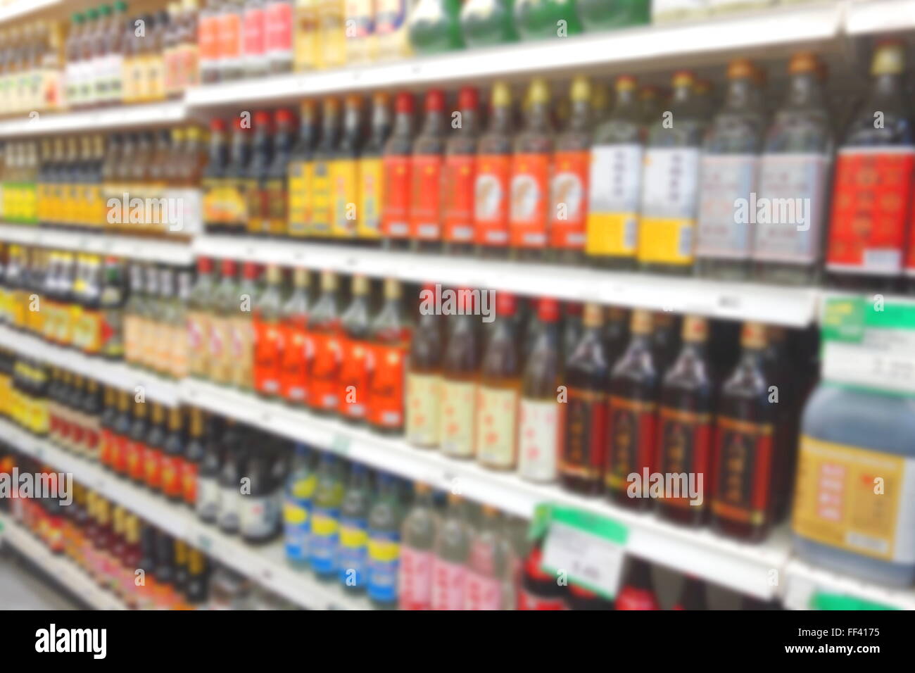 Productos alimenticios asiáticos borrosa en los estantes del supermercado Foto de stock