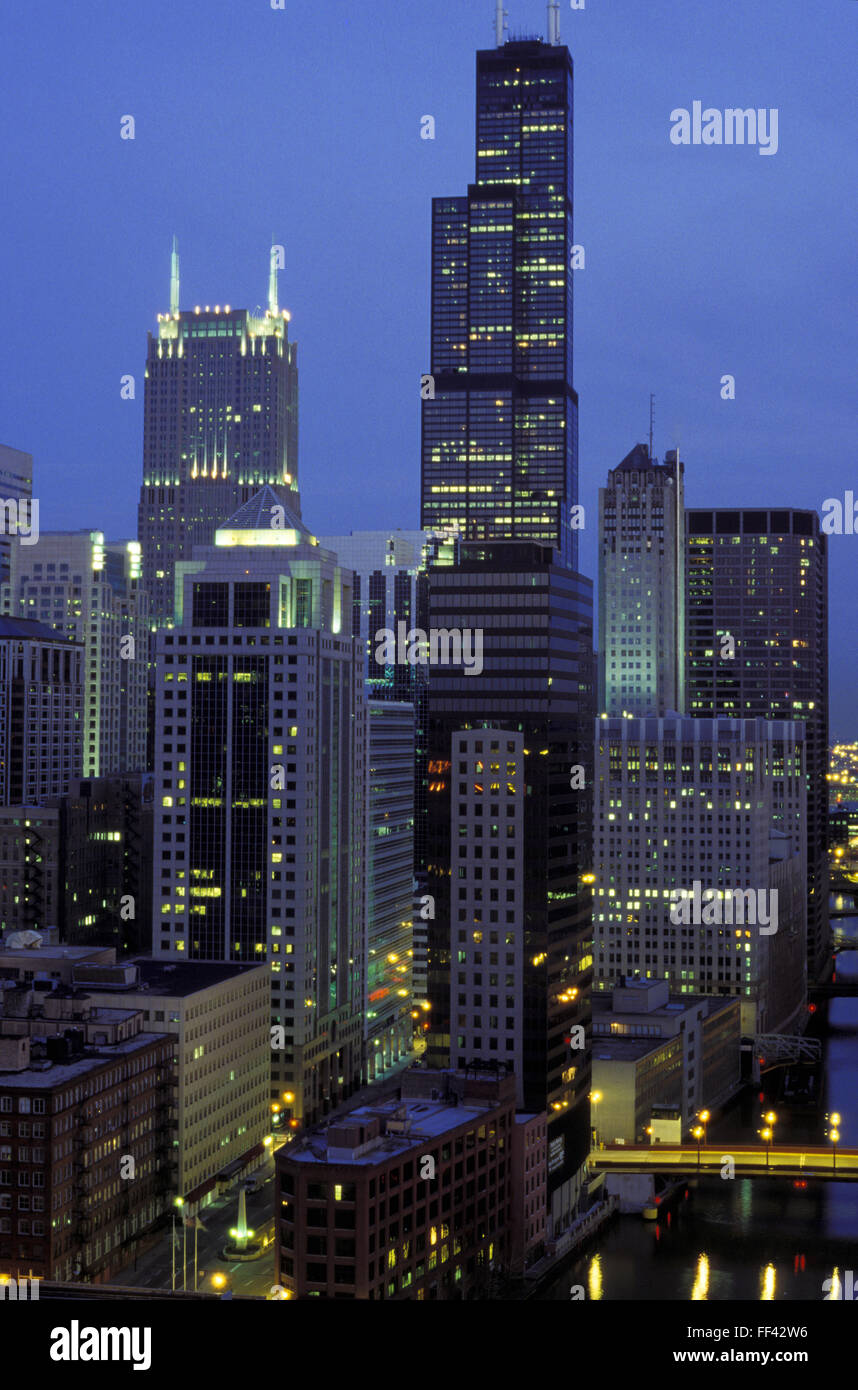 Ee.Uu., Estados Unidos de América, Chicago, vista sobre el sur de Wacker Drive a la Torre Sears. Ee.Uu., Vereinigte Staaten von Amerik Foto de stock