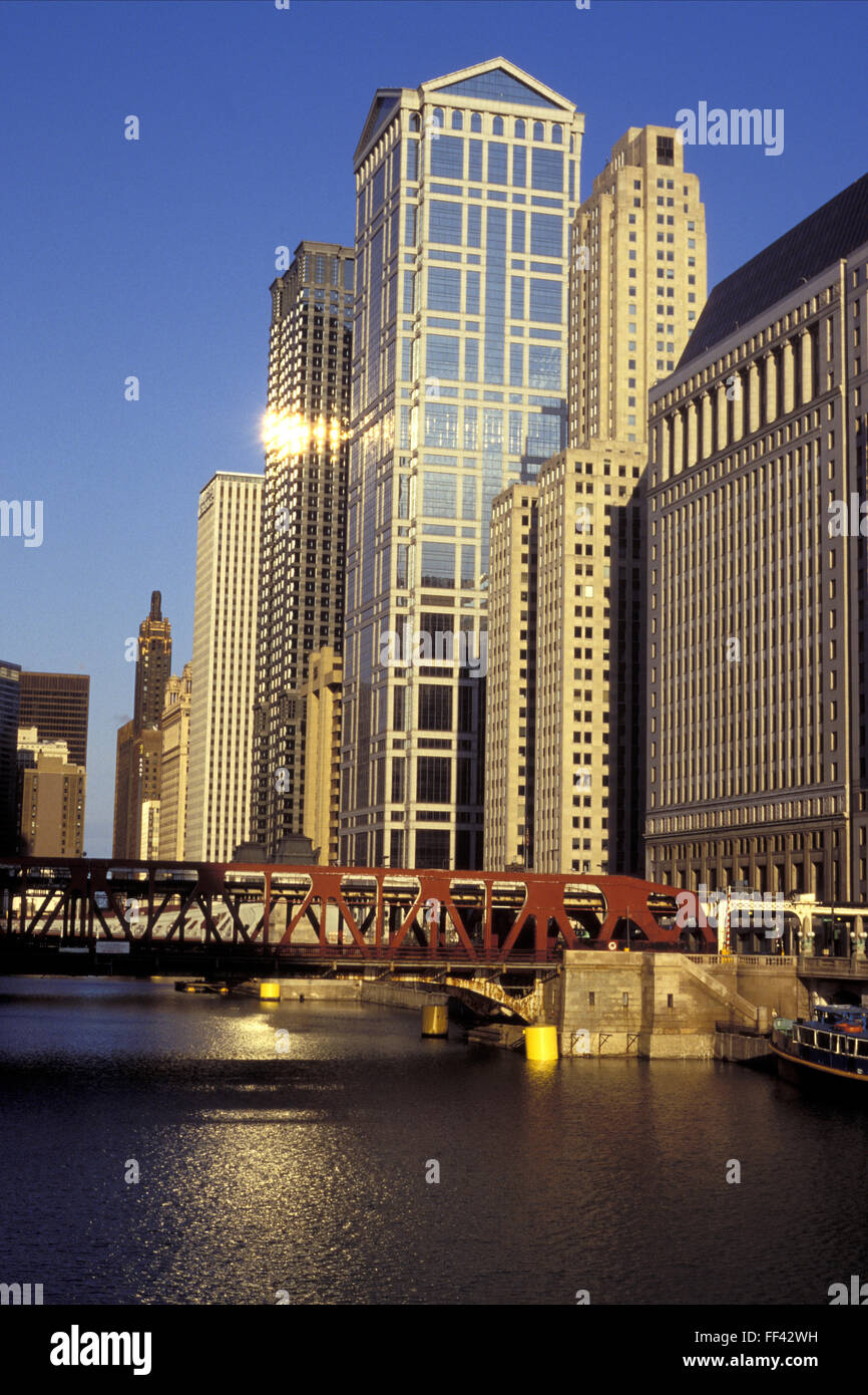 Ee.Uu., Estados Unidos de América, Chicago, edificios en el West Wacker Drive a lo largo del Río Chicago. Ee.Uu., Vereinigte Staaten von Foto de stock