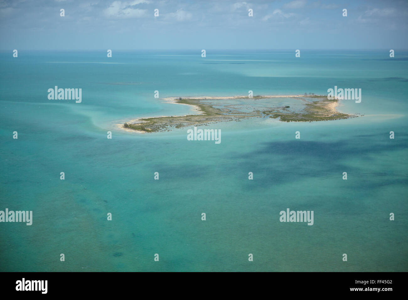 Vista aérea de una isla habitada de las Bahamas. Foto de stock