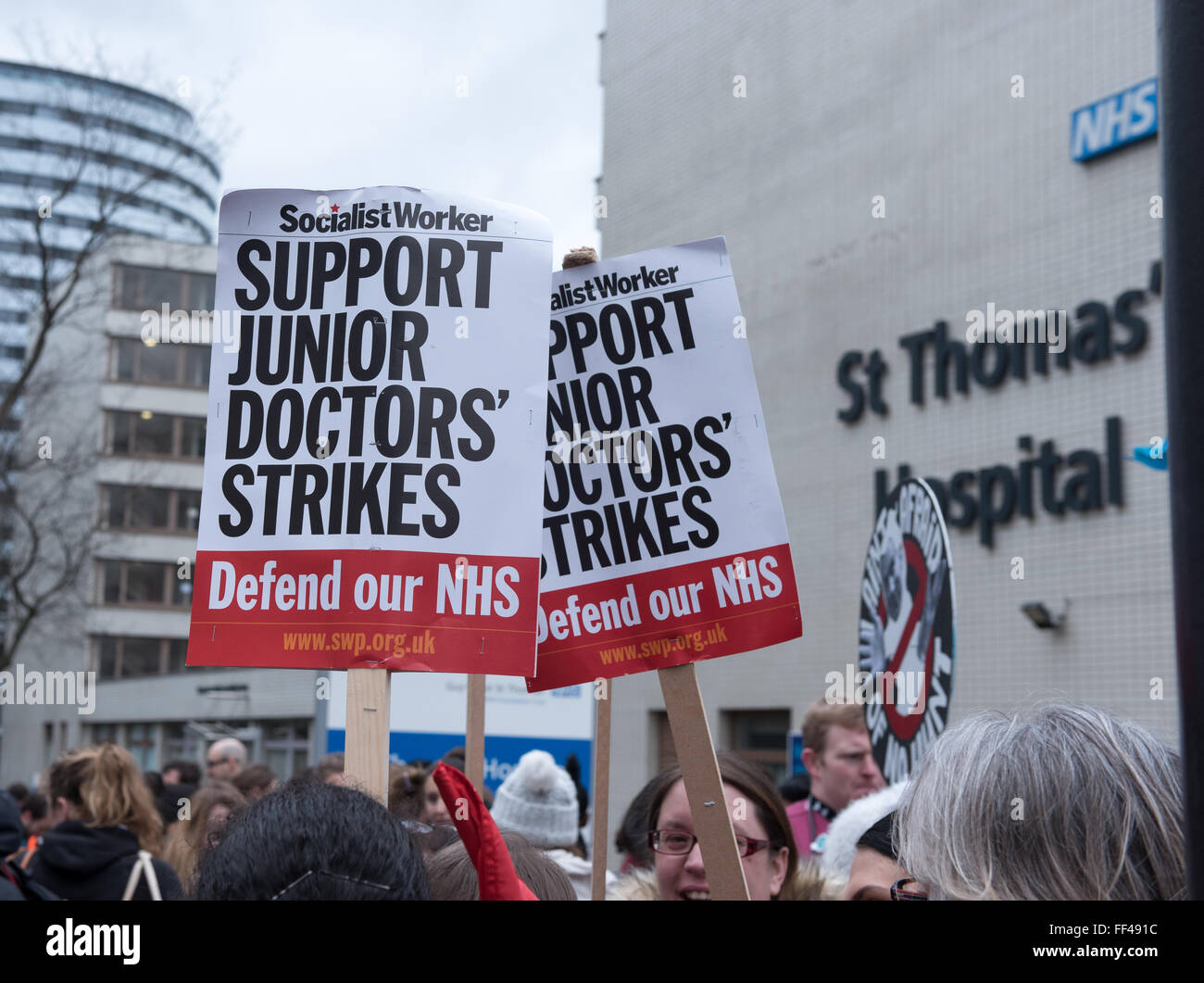 Londres, Reino Unido. El 10 de febrero, 2016. Banner fuera de St Thomas' Hospital, Londres Crédito: Ian Davidson/Alamy Live News Foto de stock