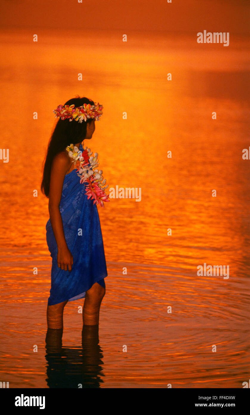 Chica polinesia en aguas someras en Aitutaki en las Islas Cook Pacífico Sur Foto de stock