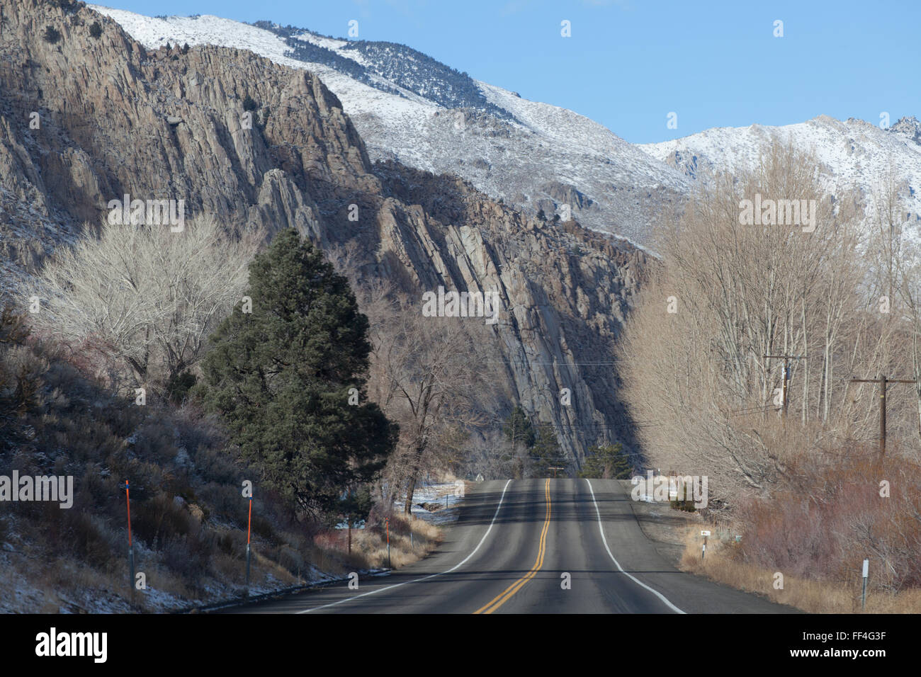 Vuelta por carretera en las sierras orientales de California en invierno Foto de stock