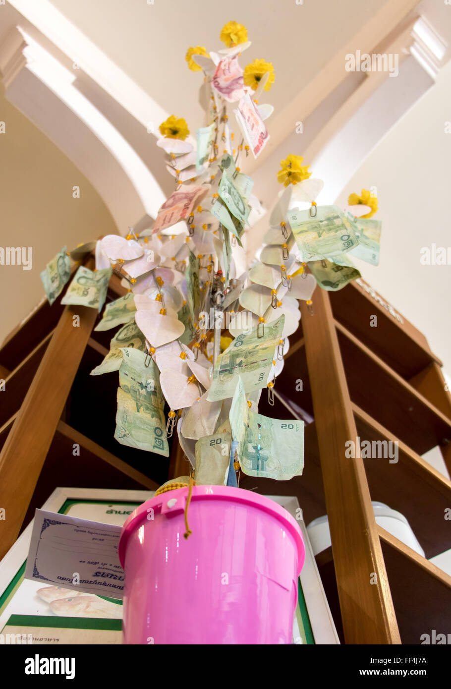 Billetes colgando de árbol de dinero como un regalo para los monjes  Fotografía de stock - Alamy