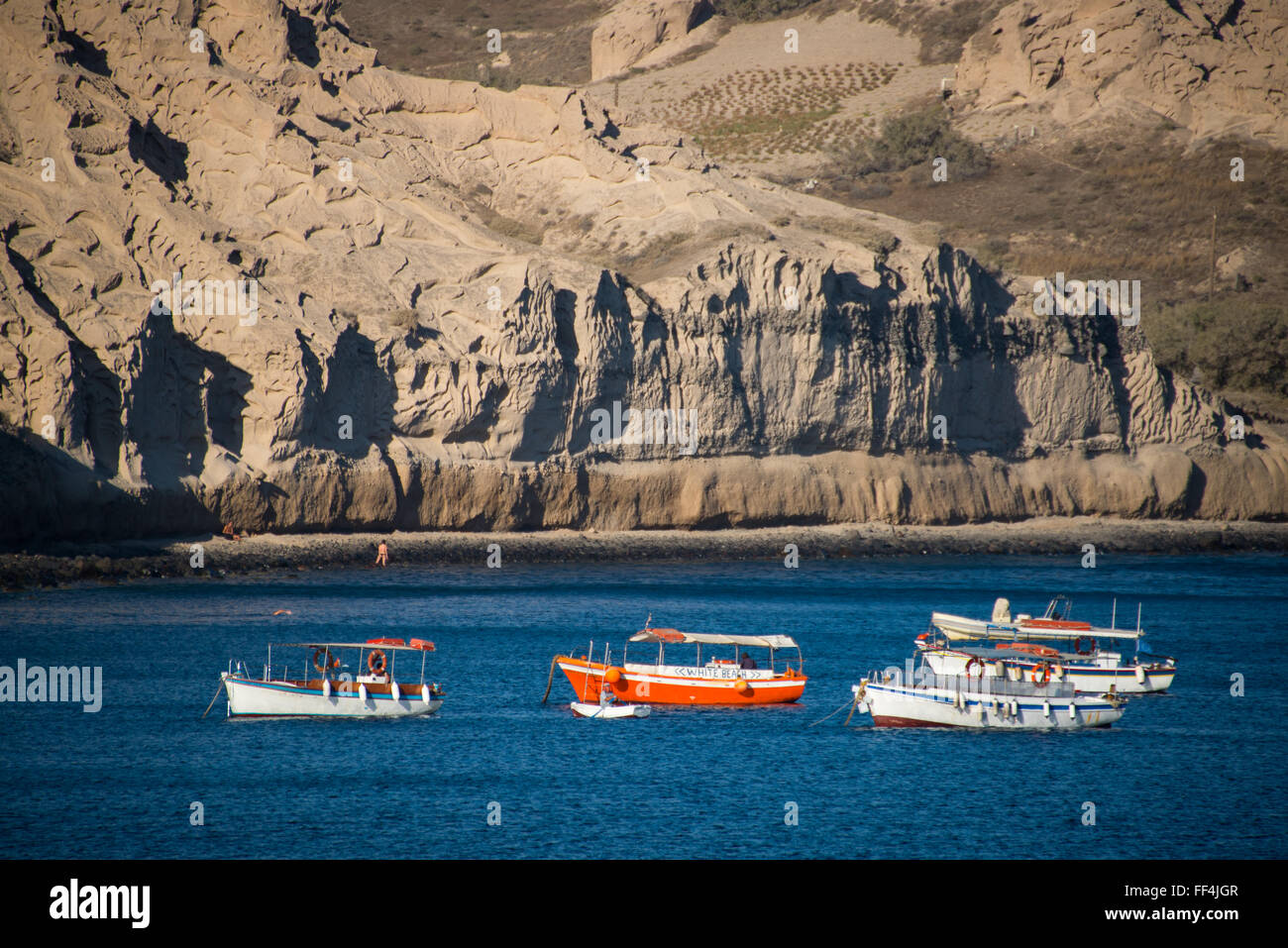 Barcos y acantilados en Santorini en Grecia Foto de stock