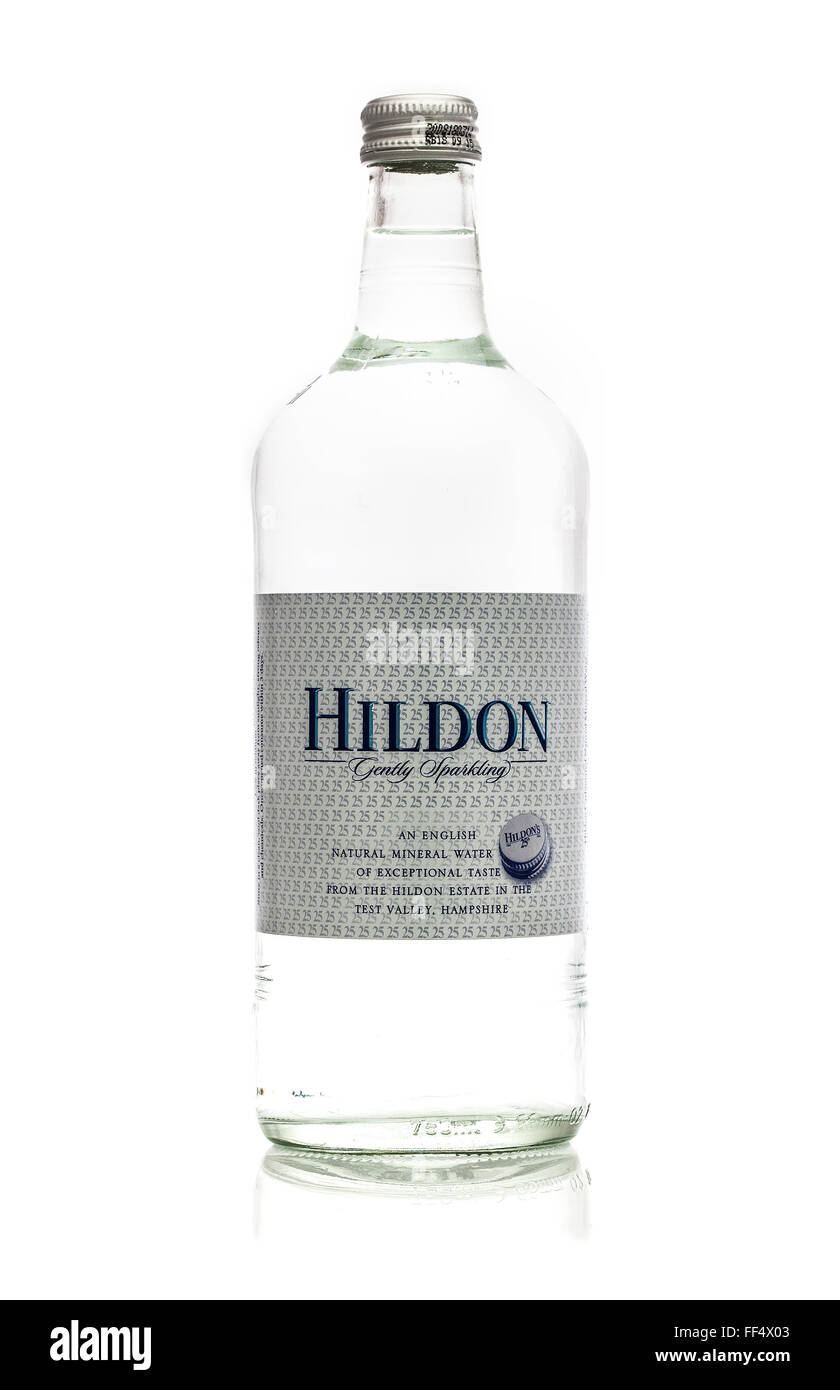 Botella de Agua Mineral Natural Hildon sobre un fondo blanco. Foto de stock