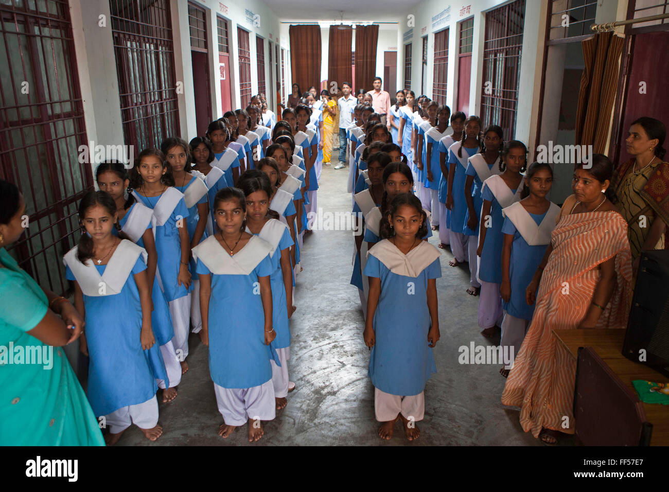 La escuela de niñas en la escuela Vidayala Balika Kasturba Gandhi en Gorakhpur, India. Estas niñas normalmente no será capaz de ir a la escuela y están financiadas por Manav Seva Sansthan, organización de MSS. La organización sin ánimo de lucro para pagar el alquiler, la comida y la ropa como parte de su proyecto contra la trata. Foto de stock