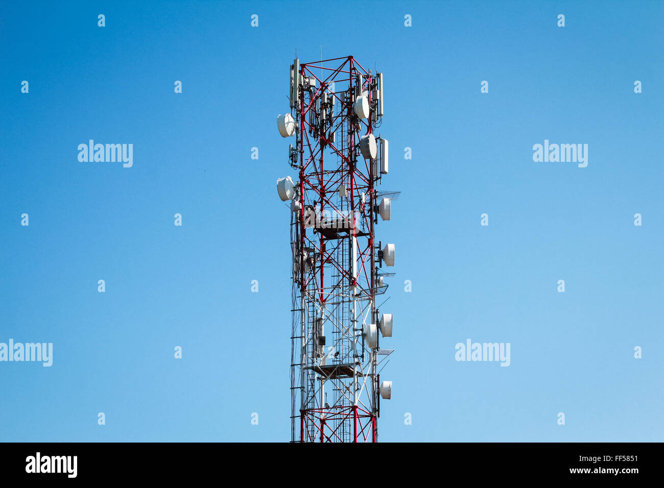 Torre de Comunicaciones con antenas. Foto de stock