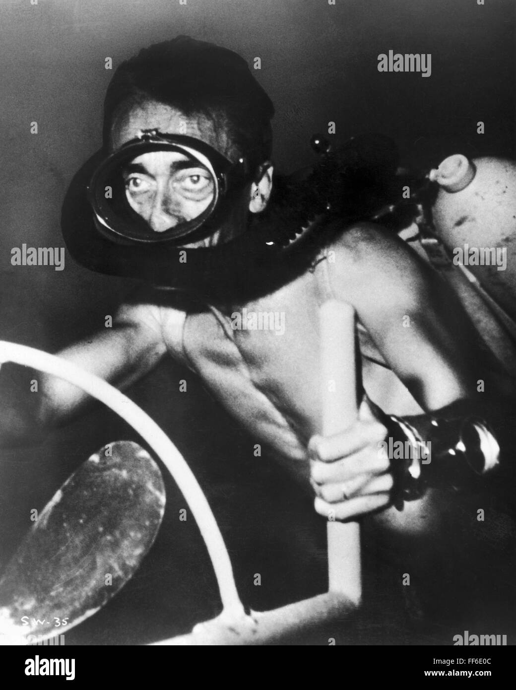 JACQUES Cousteau (19101997). /NFrench oceanógrafo. Conduciendo su scooter eléctrico submarino JACQUES Cousteau (19101997). /NFrench oceanógrafo. Conduciendo su scooter eléctrico submarino