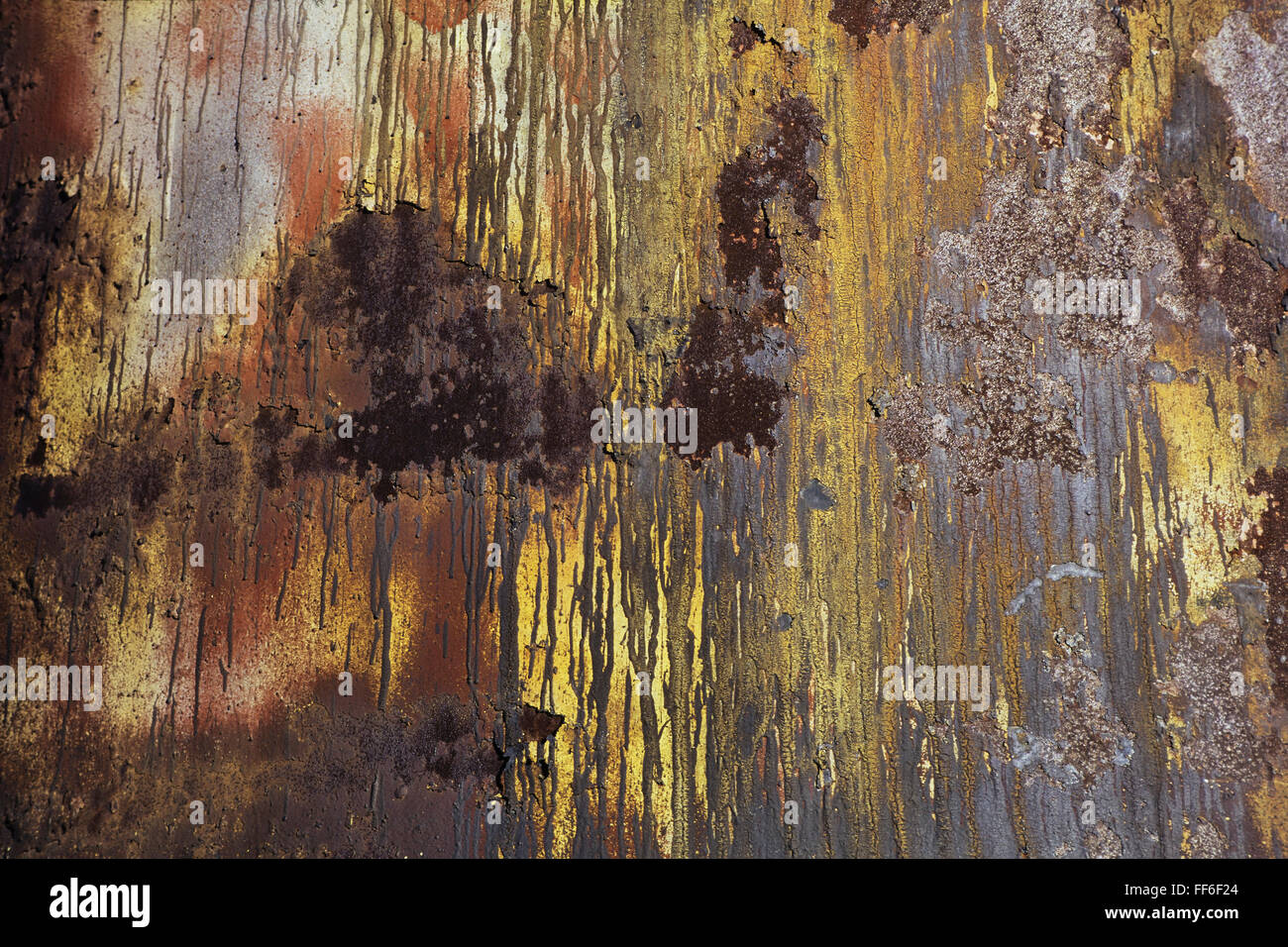 Una pared con gotas de pintura y marcas y manchas de óxido en el metal. Foto de stock