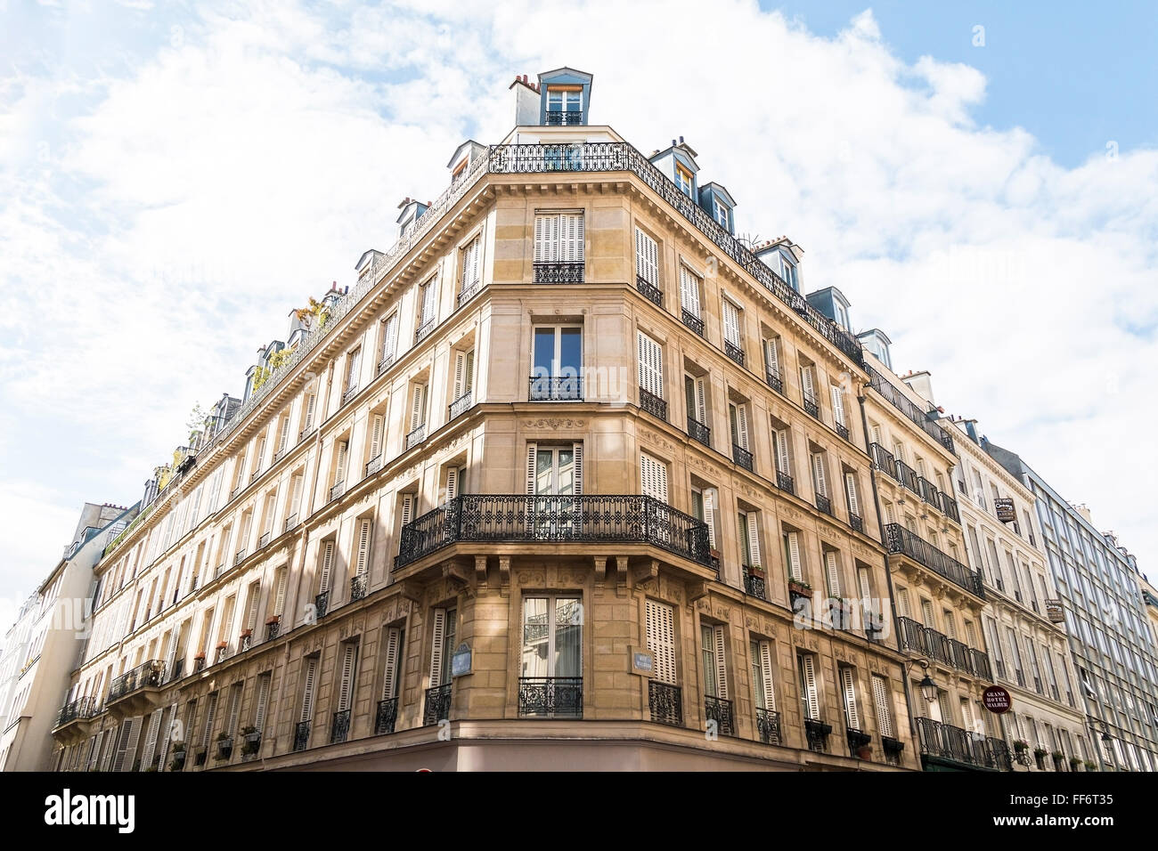 París, 07 de mayo de 2015: arquitectura francesa con apartamento edificio mirando hacia arriba en el barrio de Le Marais de París Foto de stock