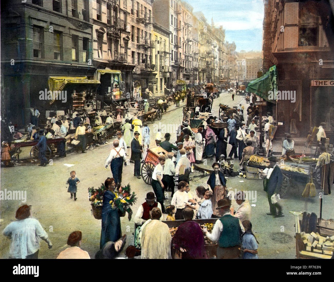LOWER EAST SIDE, Nueva York. /Nel la intersección de las Calles Orchard y Hester en el Lower East Side de Nueva York: el aceite a través de una fotografía, c. 1905. Foto de stock