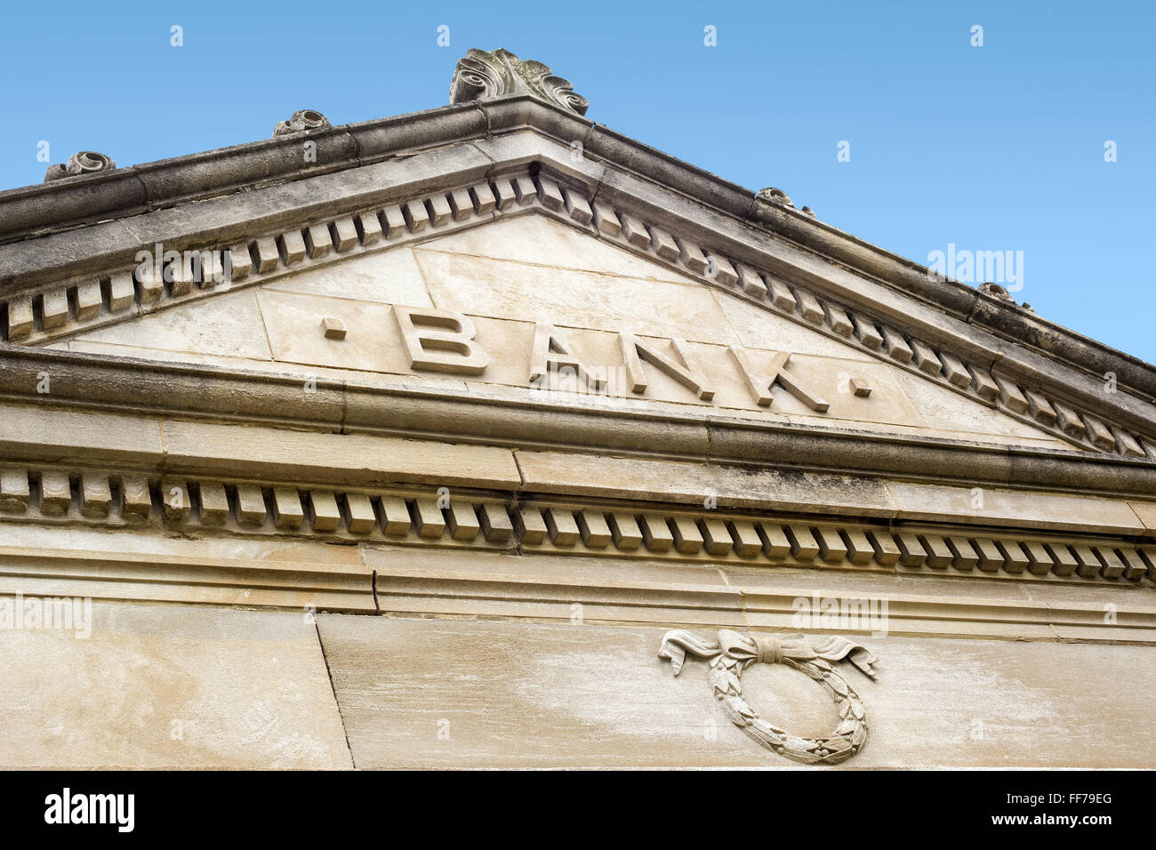 Banco registrarse en un viejo edificio de banco exterior de piedra Foto de stock