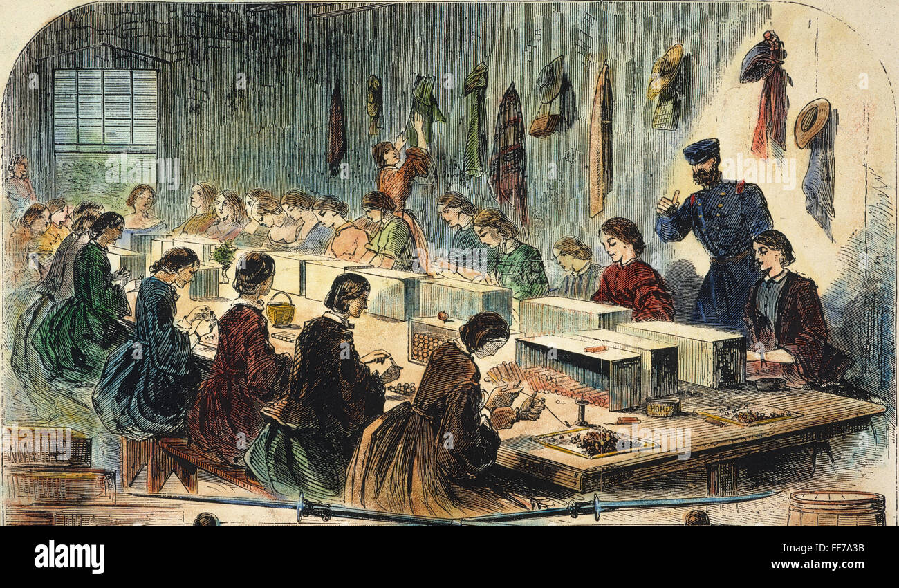 Masa.: arsenal estadounidense, 1861. /NWomen trabajadores cartuchos de llenado en el arsenal estadounidense en Watertown, Massachusetts, durante la Guerra Civil. Grabado, 1861, después de Winslow Homer. Foto de stock