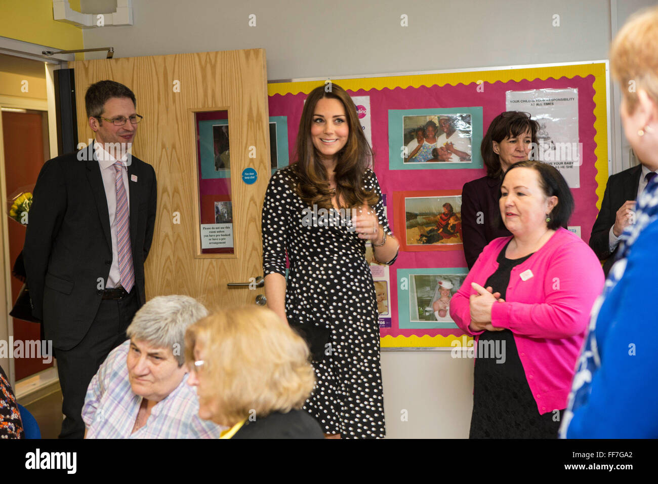 Su Alteza Real la duquesa de Cambridge, charlando con los padres y el personal en Brookhill Children's Center. Un proyecto Home-Start que ofrece apoyo a niños y familias. Londres, Reino Unido. Foto de stock