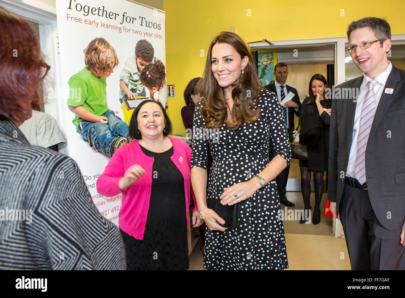 Su Alteza Real la duquesa de Cambridge, charlando con los padres y el personal en Brookhill Children's Center. Un proyecto Home-Start que ofrece apoyo a niños y familias. Londres, Reino Unido. Foto de stock