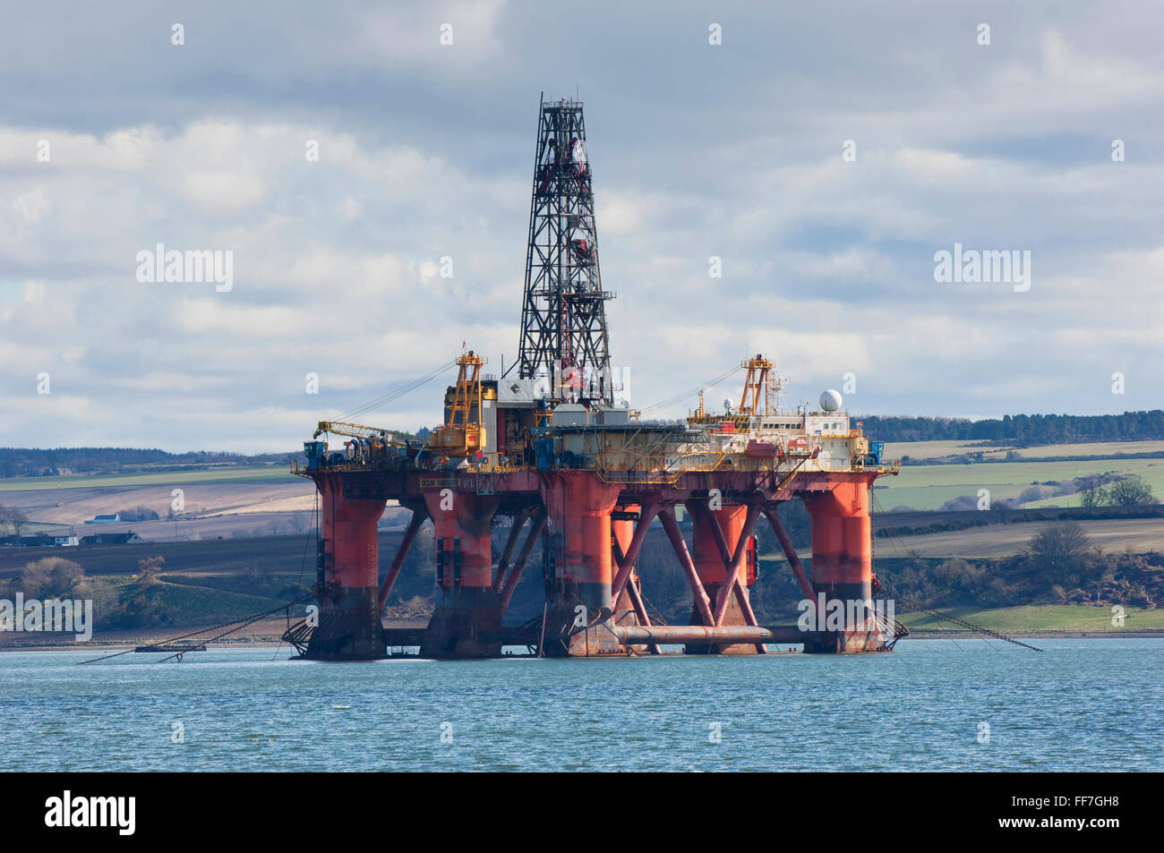 Oil Rig amarrados fuera de la ciudad de Invergordon, en Cromarty Firth - Ross-shire, Escocia. Foto de stock