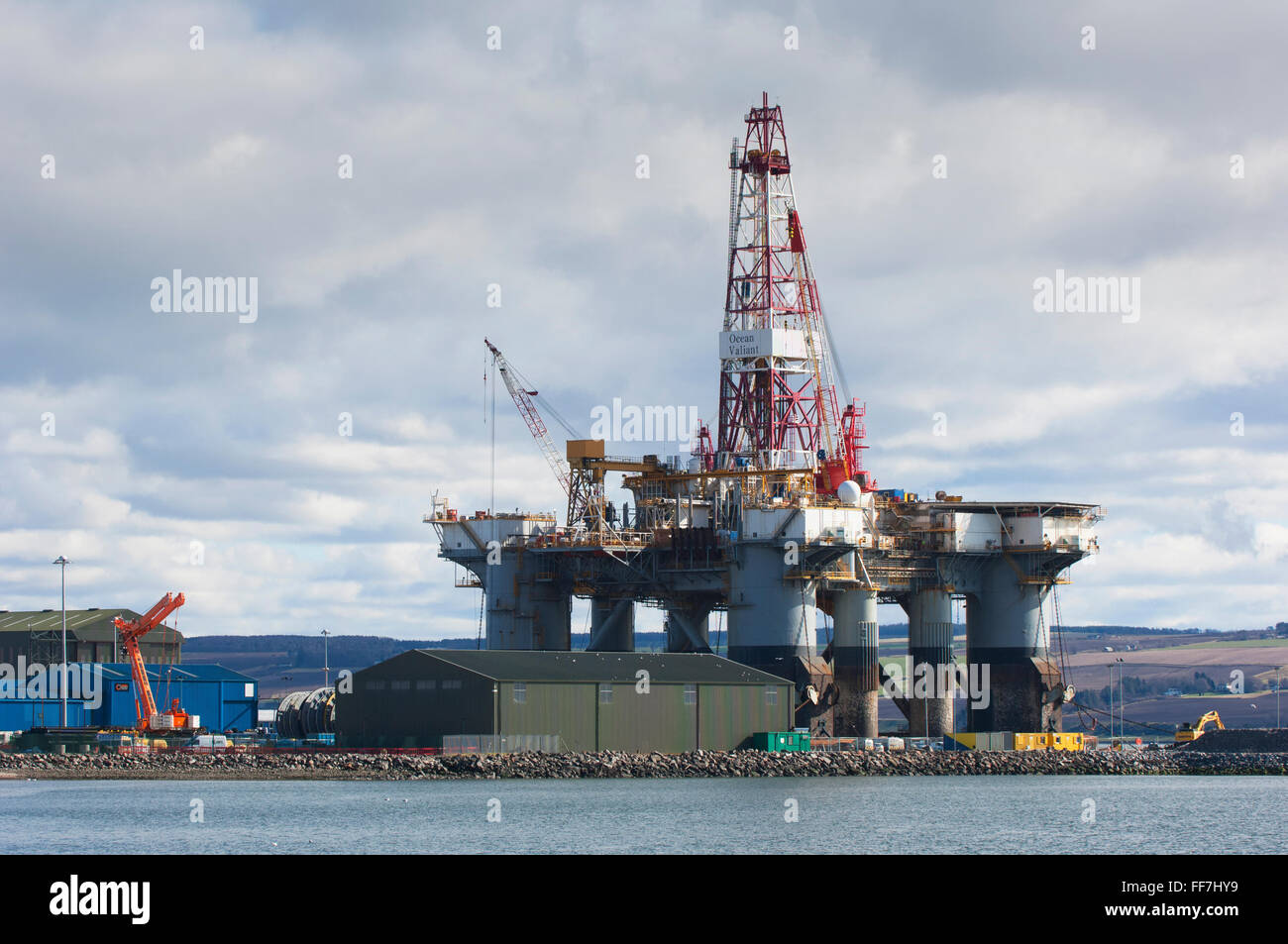 Oil Rig amarrados fuera de la ciudad de Invergordon, en Cromarty Firth - Ross-shire, Escocia. Foto de stock