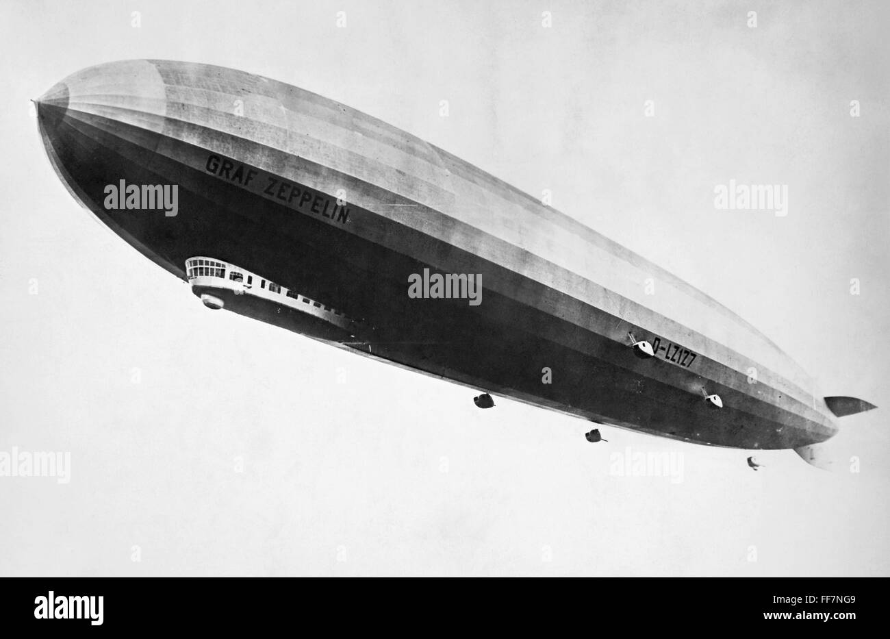 GRAF Zeppelin en vuelo. Foto de stock