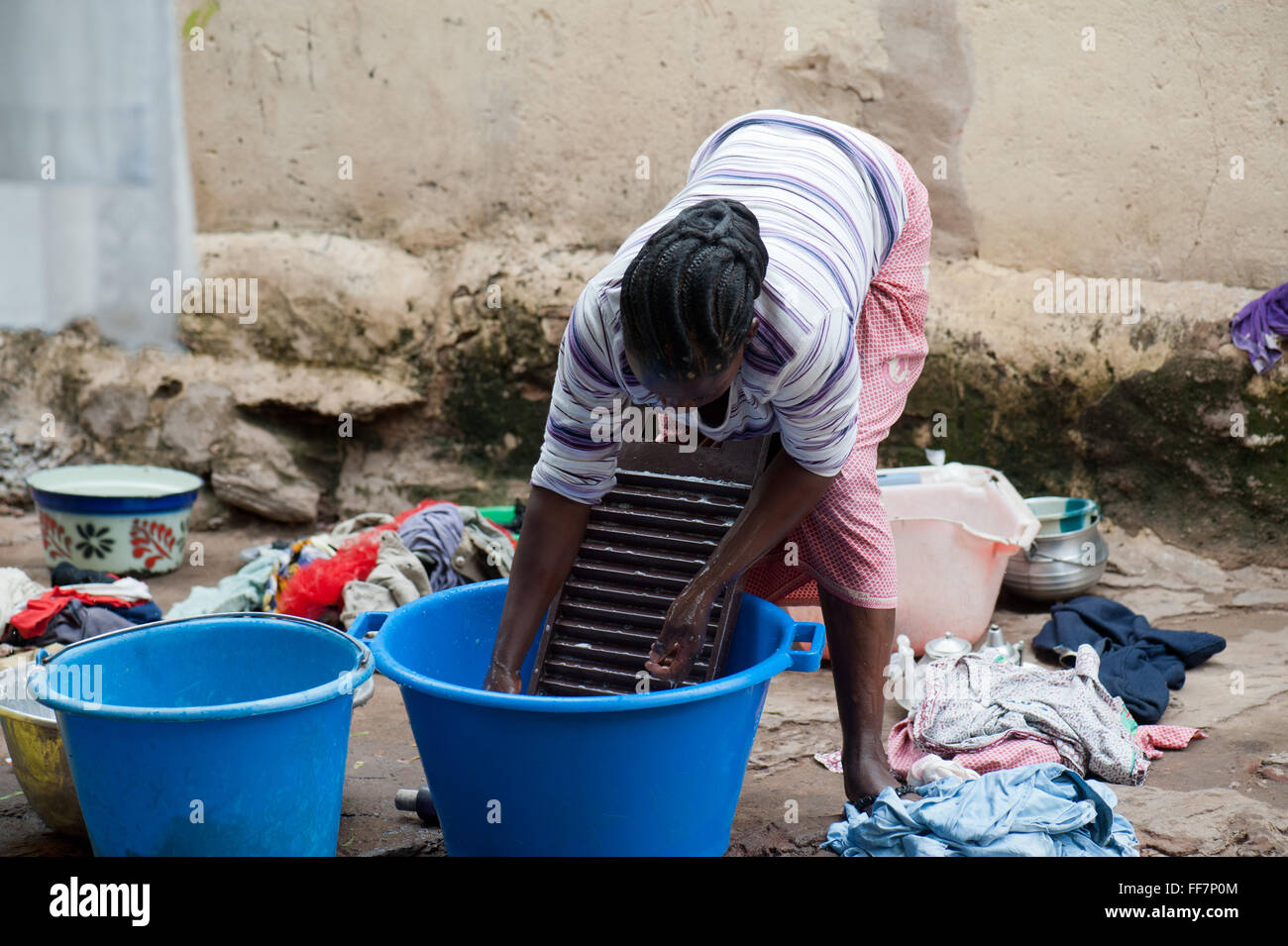 Malí, África - Joven lavando ropa en una aldea cerca de Bamako Foto de stock