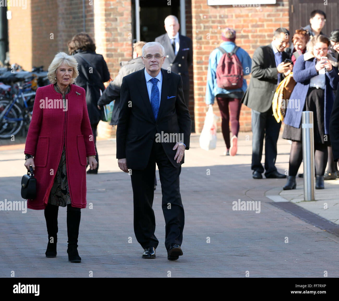 Southampton, Hampshire, Reino Unido. El 11 de febrero de 2016. Su Alteza Real la duquesa de Cornualles llega a la Universidad de Southampton está visitando hoy a recoger un doctorado honoris causa en reconocimiento de su labor sobre la osteoporosis, la duquesa de Cornualles ha sido Presidente de la Sociedad Nacional de Osteoporosis (NOS) desde 2001 y fue el patrono de la sociedad entre 1997 y 2001. El nos trabaja para mejorar la prevención, el diagnóstico y el tratamiento de la osteoporosis. La Duquesa perdió a su madre y su abuela a la enfermedad. Crédito: uknip/Alamy Live News Foto de stock