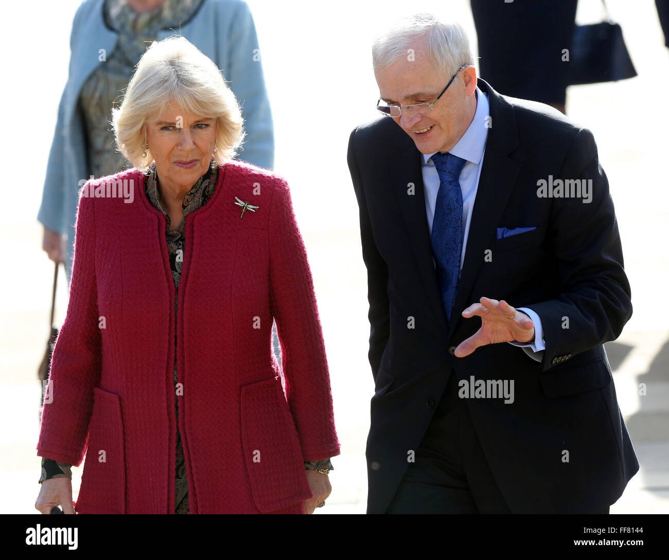 Southampton, Hampshire Jueves 11 de febrero de 2016 Su Alteza Real la duquesa de Cornualles llega a la Universidad de Southampton está visitando hoy a recoger un doctorado honoris causa en reconocimiento de su labor sobre la osteoporosis, la duquesa de Cornualles ha sido Presidente de la Sociedad Nacional de Osteoporosis (NOS) desde 2001 y fue el patrono de la sociedad entre 1997 y 2001. El nos trabaja para mejorar la prevención, el diagnóstico y el tratamiento de la osteoporosis. La Duquesa perdió a su madre y su abuela a la enfermedad.©UKNIP Foto de stock