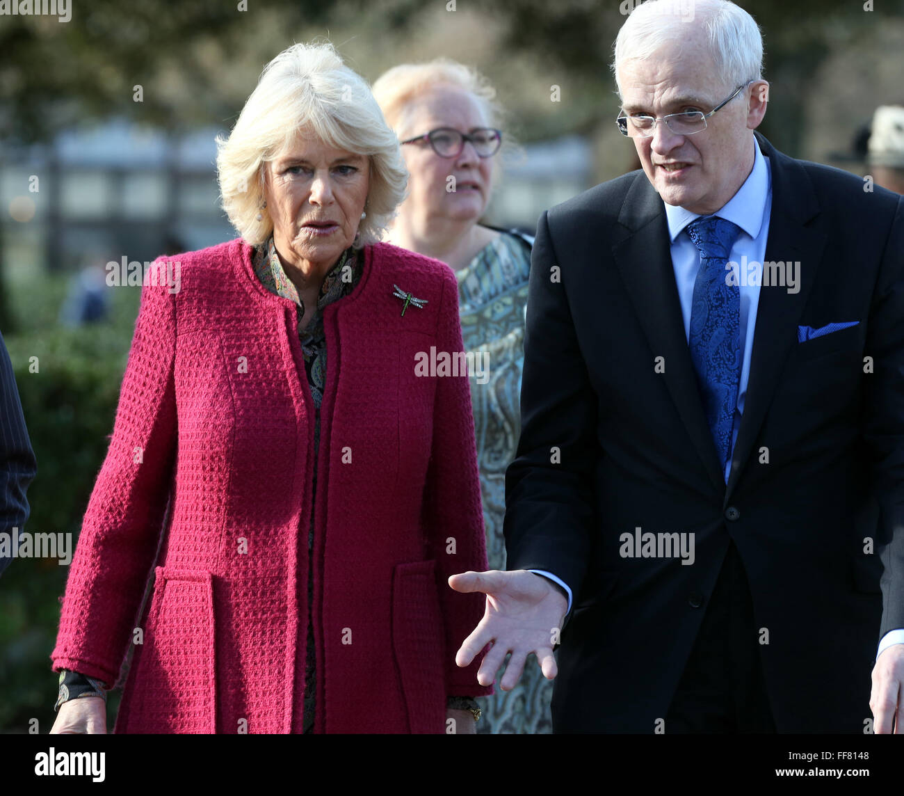 Southampton, Hampshire Jueves 11 de febrero de 2016 Su Alteza Real la duquesa de Cornualles llega a la Universidad de Southampton está visitando hoy a recoger un doctorado honoris causa en reconocimiento de su labor sobre la osteoporosis, la duquesa de Cornualles ha sido Presidente de la Sociedad Nacional de Osteoporosis (NOS) desde 2001 y fue el patrono de la sociedad entre 1997 y 2001. El nos trabaja para mejorar la prevención, el diagnóstico y el tratamiento de la osteoporosis. La Duquesa perdió a su madre y su abuela a la enfermedad.©UKNIP Foto de stock