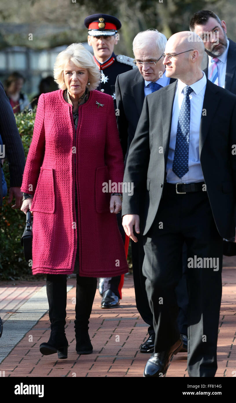 Southampton, Hampshire Jueves 11 de febrero de 2016 Su Alteza Real la duquesa de Cornualles llega a la Universidad de Southampton está visitando hoy a recoger un doctorado honoris causa en reconocimiento de su labor sobre la osteoporosis, la duquesa de Cornualles ha sido Presidente de la Sociedad Nacional de Osteoporosis (NOS) desde 2001 y fue el patrono de la sociedad entre 1997 y 2001. El nos trabaja para mejorar la prevención, el diagnóstico y el tratamiento de la osteoporosis. La Duquesa perdió a su madre y su abuela a la enfermedad.©UKNIP Foto de stock