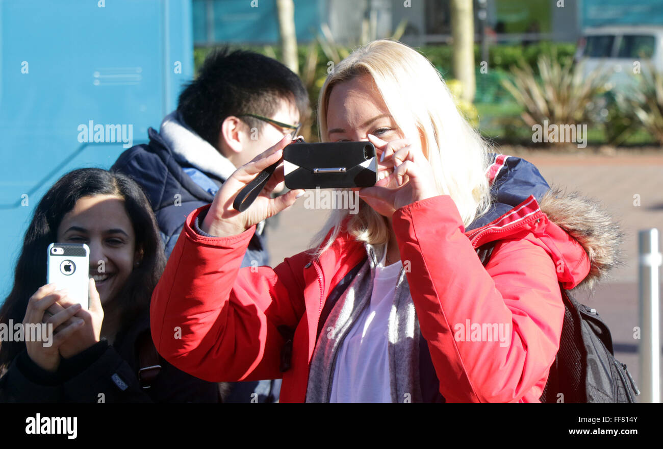 Southampton, Hampshire Jueves 11 de febrero de 2016 Su Alteza Real la duquesa de Cornualles llega a la Universidad de Southampton está visitando hoy a recoger un doctorado honoris causa en reconocimiento de su labor sobre la osteoporosis, la duquesa de Cornualles ha sido Presidente de la Sociedad Nacional de Osteoporosis (NOS) desde 2001 y fue el patrono de la sociedad entre 1997 y 2001. El nos trabaja para mejorar la prevención, el diagnóstico y el tratamiento de la osteoporosis. La Duquesa perdió a su madre y su abuela a la enfermedad.©UKNIP Foto de stock