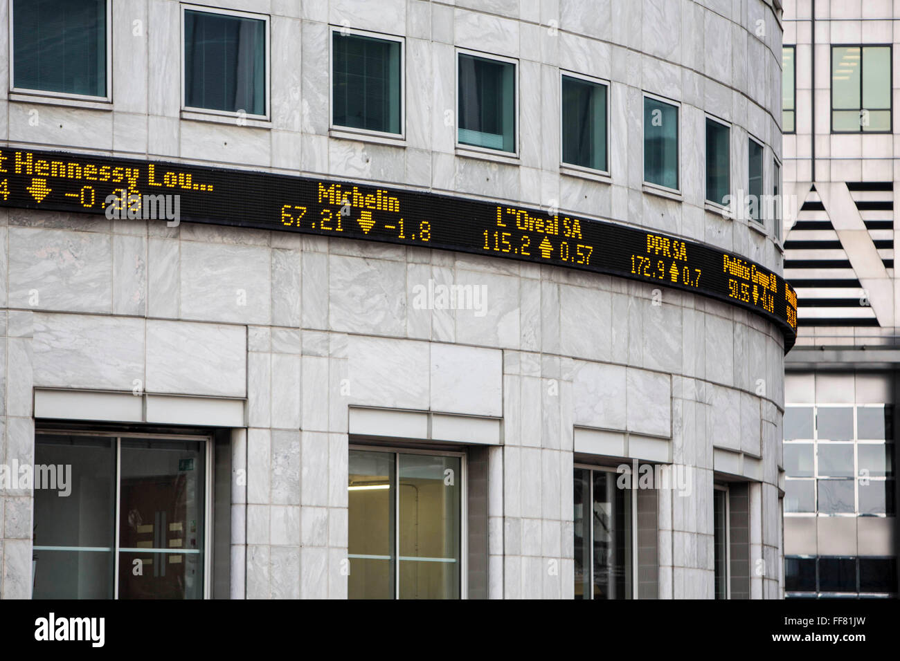 El FTSE 100 ticker en el lateral del edificio de Thompson Reuters, Canary  Wharf, London, England, Reino Unido. El índice FTSE es una parte de las 100  empresas que cotizan en la
