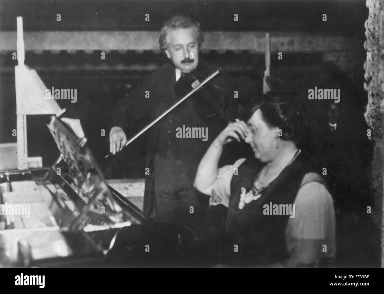 ALBERT Einstein (1879-1955). /NGerman físico teórico. Reproduciendo un acompañamiento de violín con su segunda esposa, Elsa, en el piano en el Hotel Imperial de Tokio, en noviembre de 1922. Foto de stock