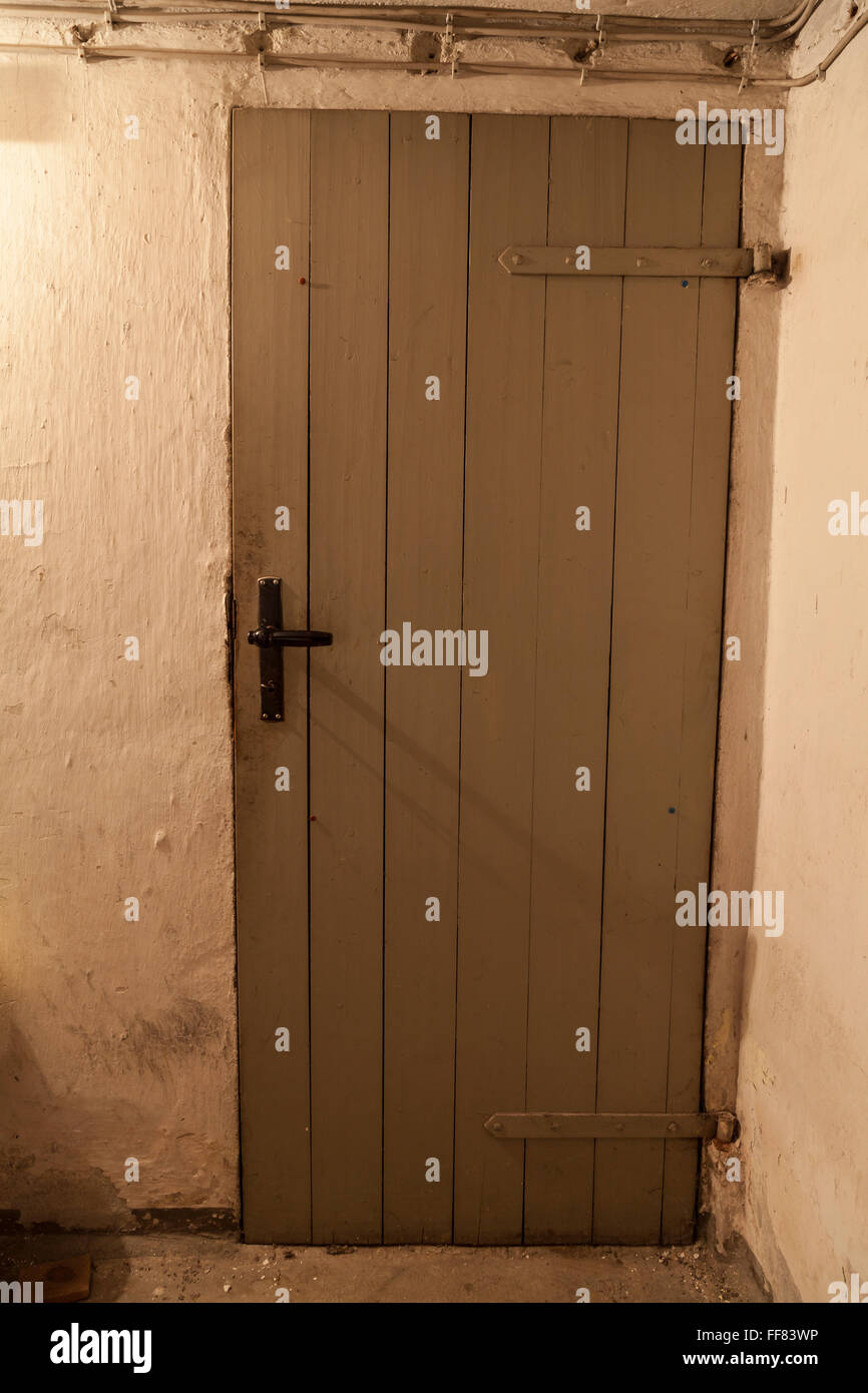 puerta del sótano Fotografía de stock - Alamy