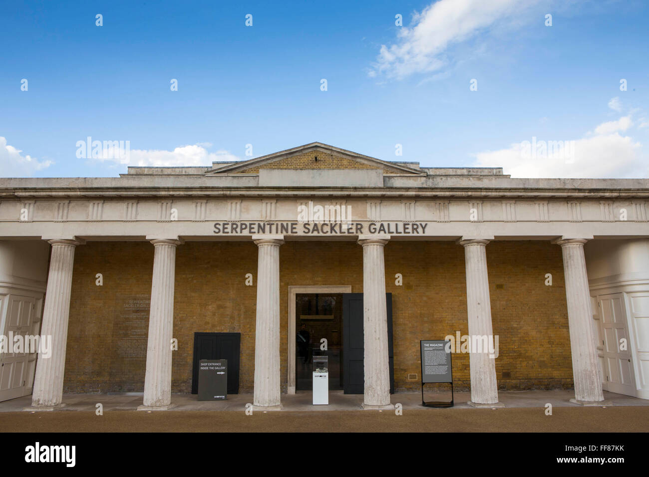 Vista exterior de la entrada principal de la Serpentine Gallery Sackler, los Jardines de Kensington, Londres. En el Reino Unido. Foto de stock