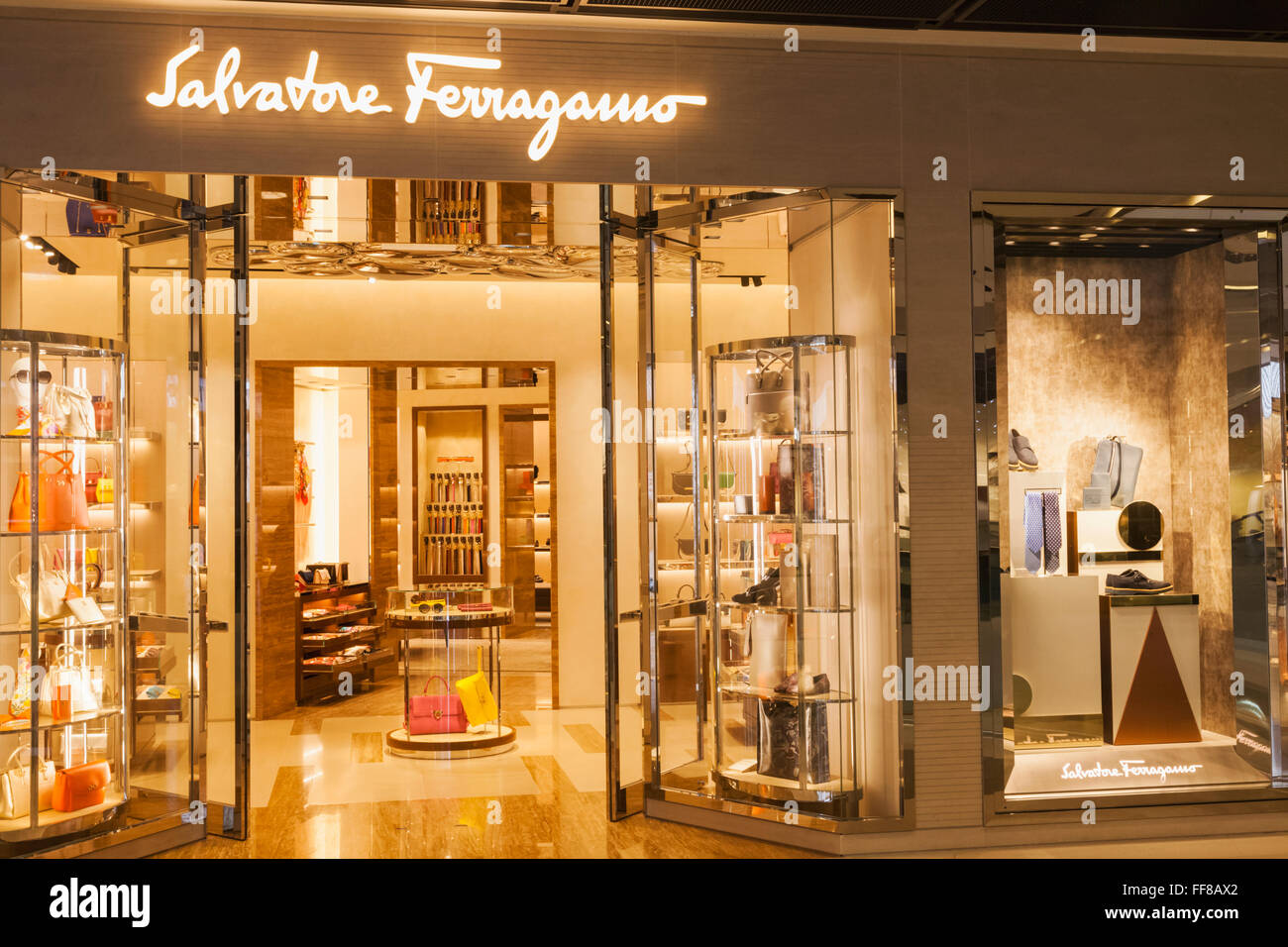 China, Hong Kong, Central, la CFI Shopping Mall, Salvatore Ferragamo Store  Fotografía de stock - Alamy