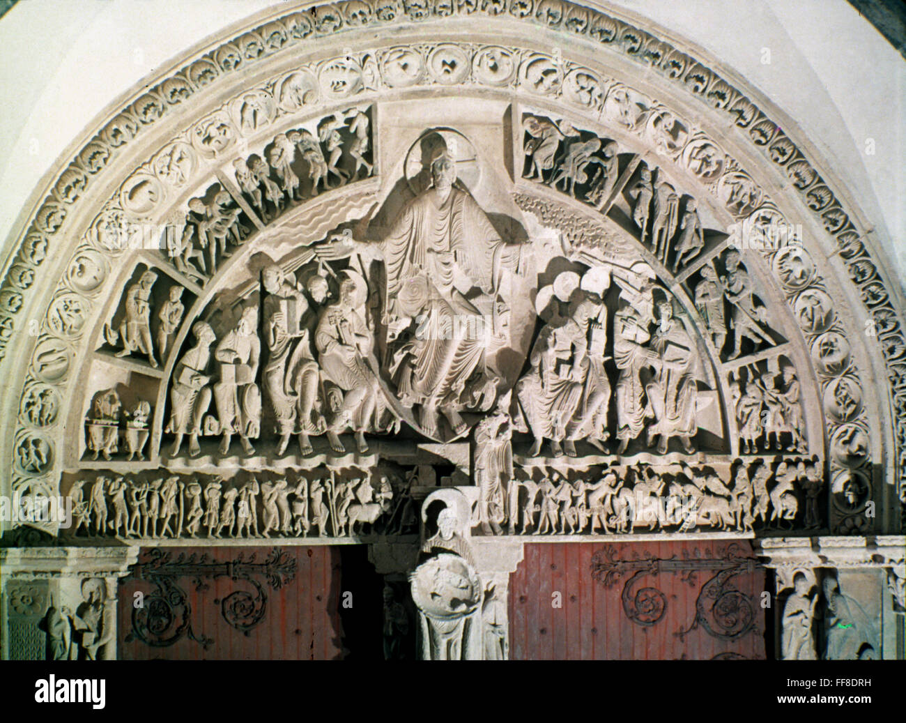 Iglesia de ST. MADELAINE. /NLunette de Cristo en Majestad, West Portal, del siglo XII. Vezelay, Francia. Foto de stock