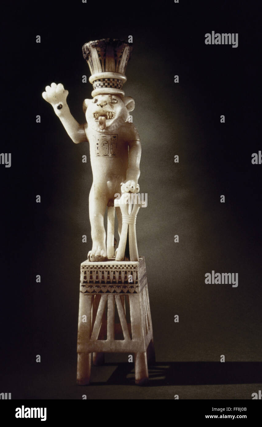 La tumba del Rey Tutankamón. /NAlabaster león permanente jar. c1342 A.C. Foto de stock